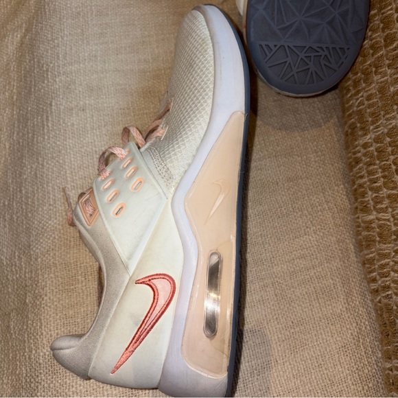 Nike Women's White crimson pearl Air Max Bella TR4 sz 11 sneakers lightweight - Picture 11 of 15